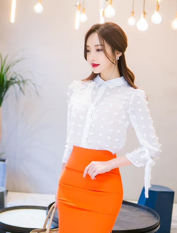 女神孙允珠，彩绘云朵玫瑰雕花透明白衬衫