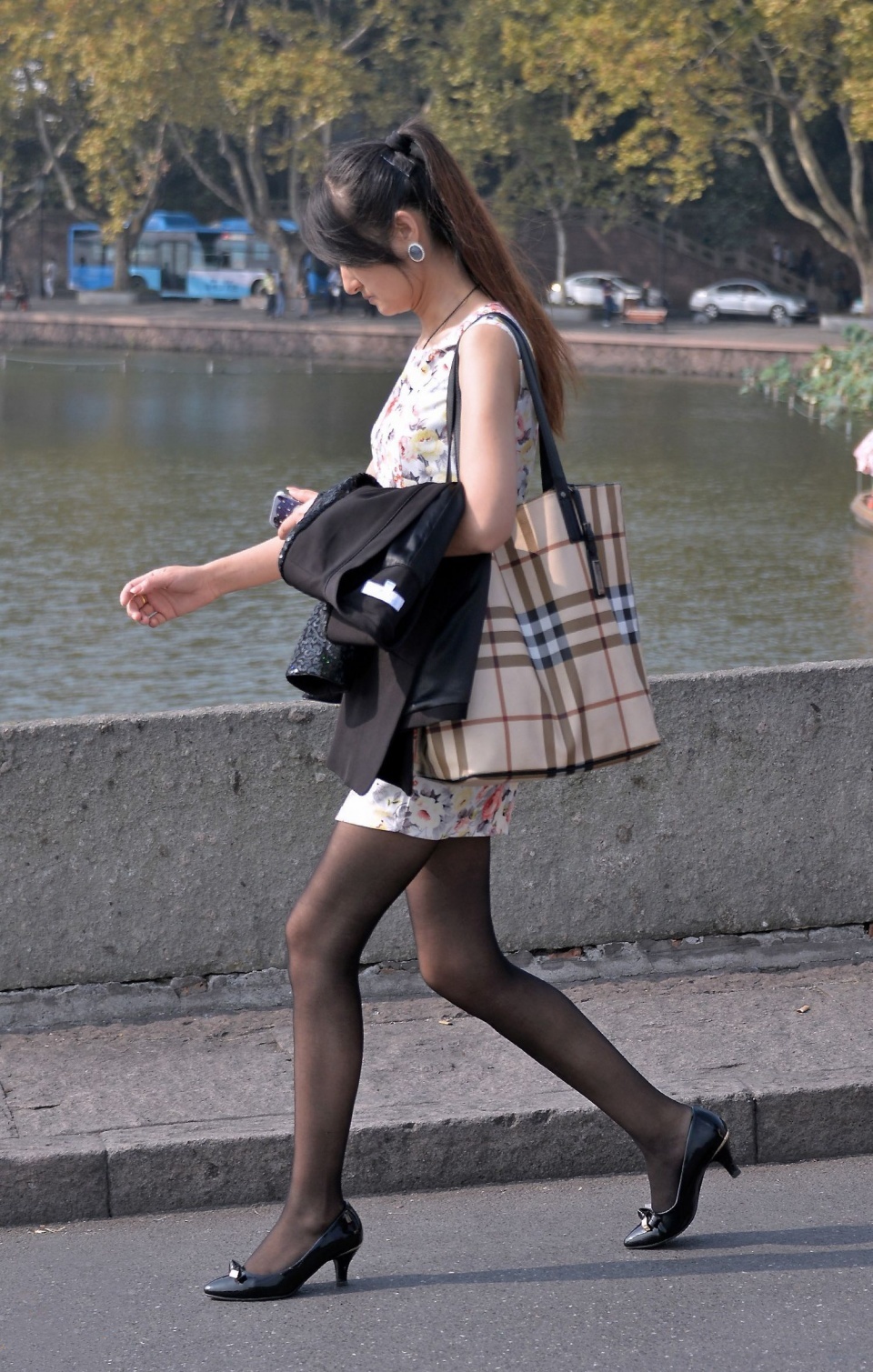街拍：河边漫步的黑丝美女，黑色丝袜衬托完美腿型