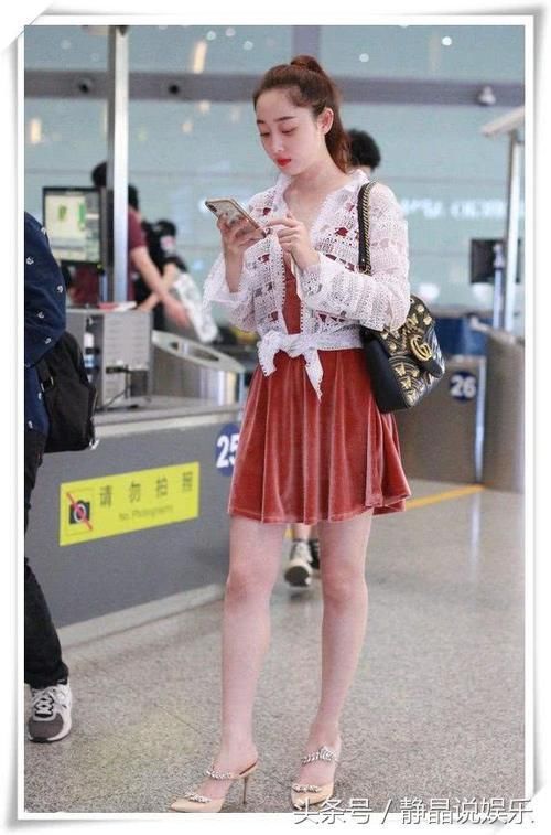 蒋梦婕终于放开了!跟风穿起了“狗撕裤”，网友:不走光算你厉害