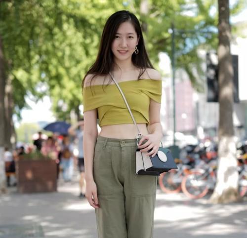 小姐姐身材精致有曲线，小蛮腰，肌肉很紧致，很有运动美感！