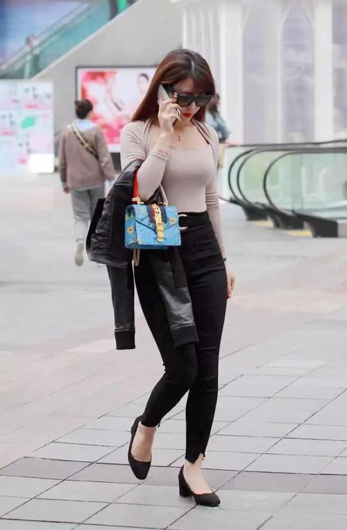 街拍:黑色连衣裙,蛇精的脸蛋,姐姐迷人的眼神!