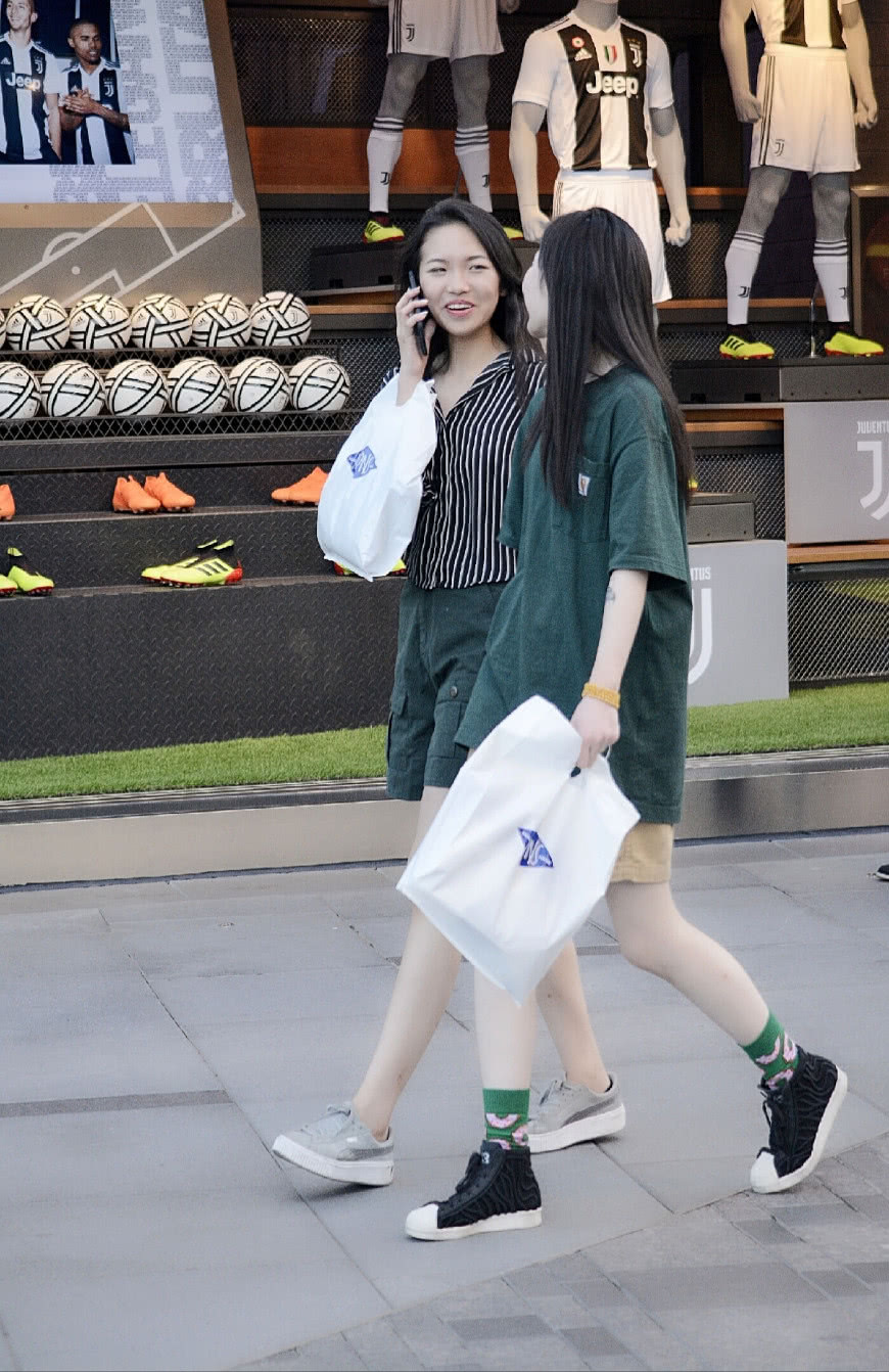 北京街拍：好闺蜜逛街购物这样穿衣搭配凉爽舒适又吸睛