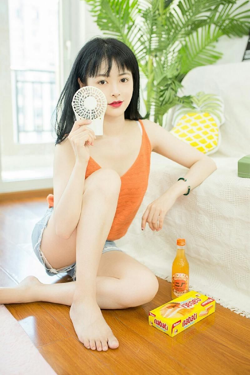 牛仔短裤美女背心吊带性感私房写真 第一辑