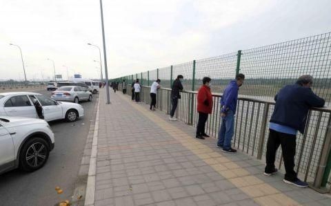  『北京』现场｜众多人在永定河非法捕鱼