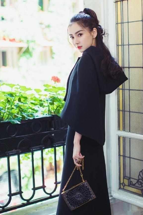 20岁关晓彤与28岁Angelababy，梳同样的发型，差距怎么这么大呢