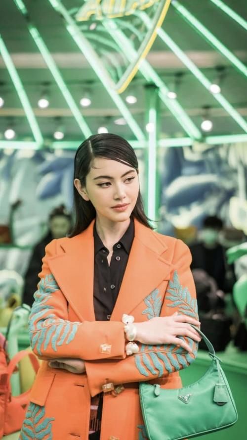 【不失】她是泰国女星Mai,穿透视衬衫配橙色呢子大衣,明艳不失性感