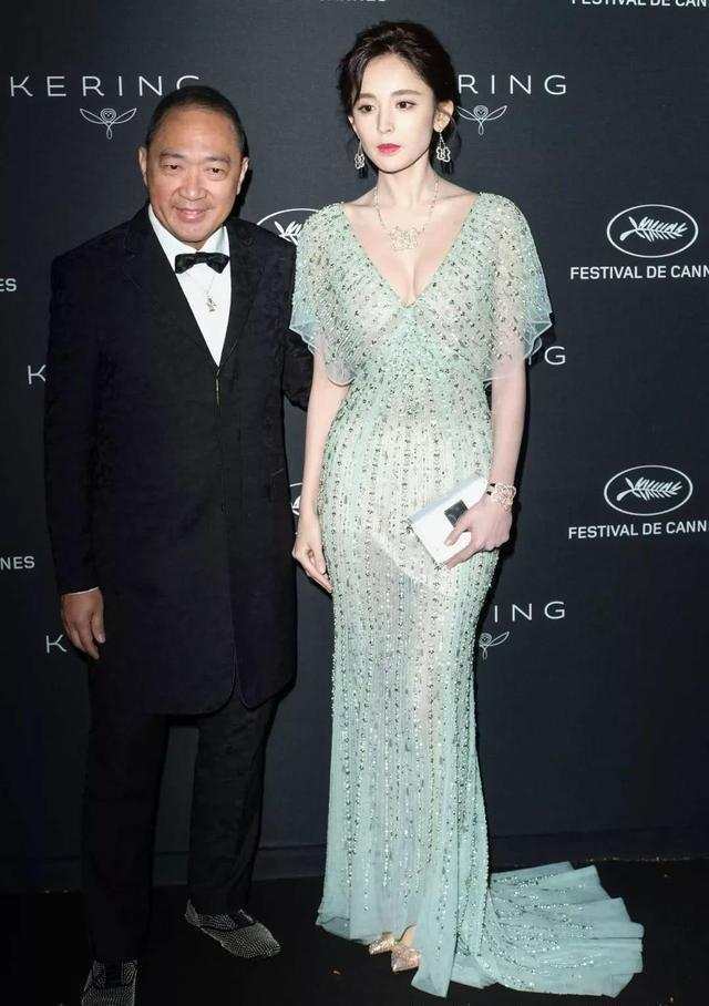 26岁古力娜扎太大胆! 深V裙子有种呼之欲出的感觉