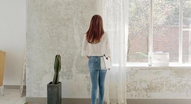 美女|紧身牛仔裤美女,清爽俏丽,展示纤细修长的身材!