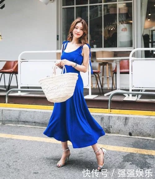 网红小姐姐一身蓝色连衣裙拍写真，俏皮可爱的样子有点小明星范儿