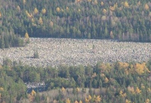 俄罗斯有这样的一条河，一滴水没有全是大石头