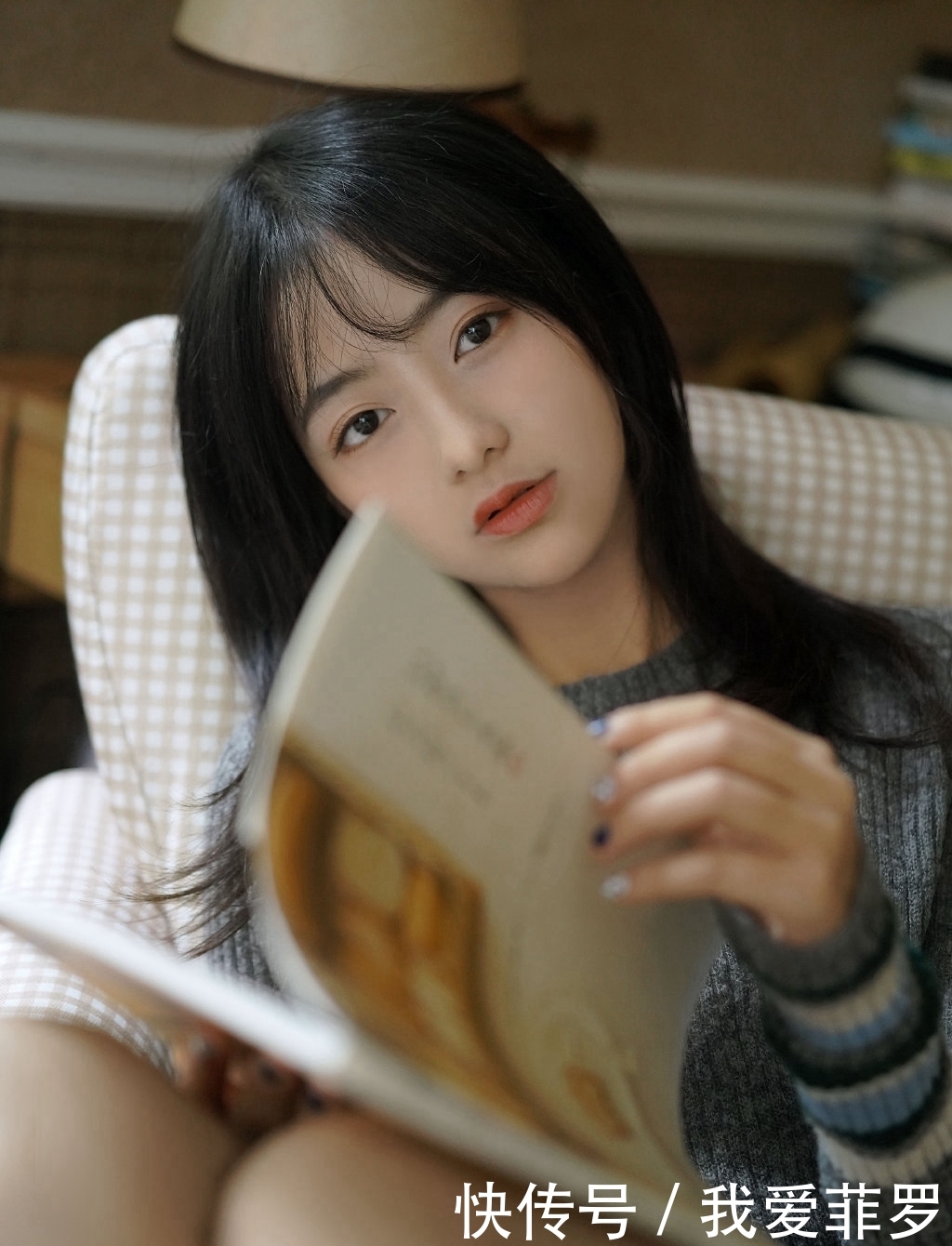  『美人如花』美女街拍：慵懒毛衣美女性感修长美腿，甜美的笑容很是治愈