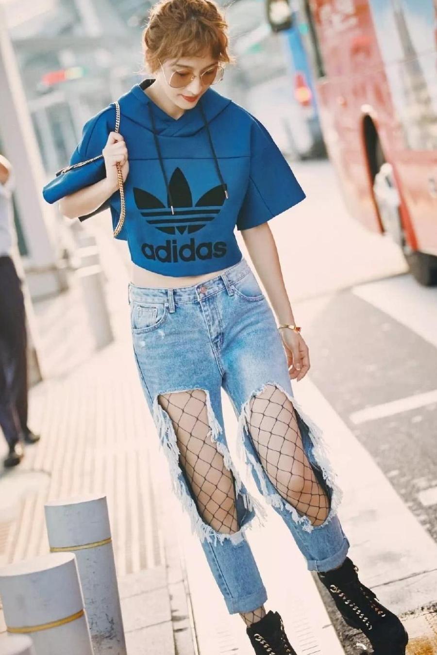 张俪穿短裙现身, 袜子露出鞋子外也一样潮流, 又解锁新穿搭!