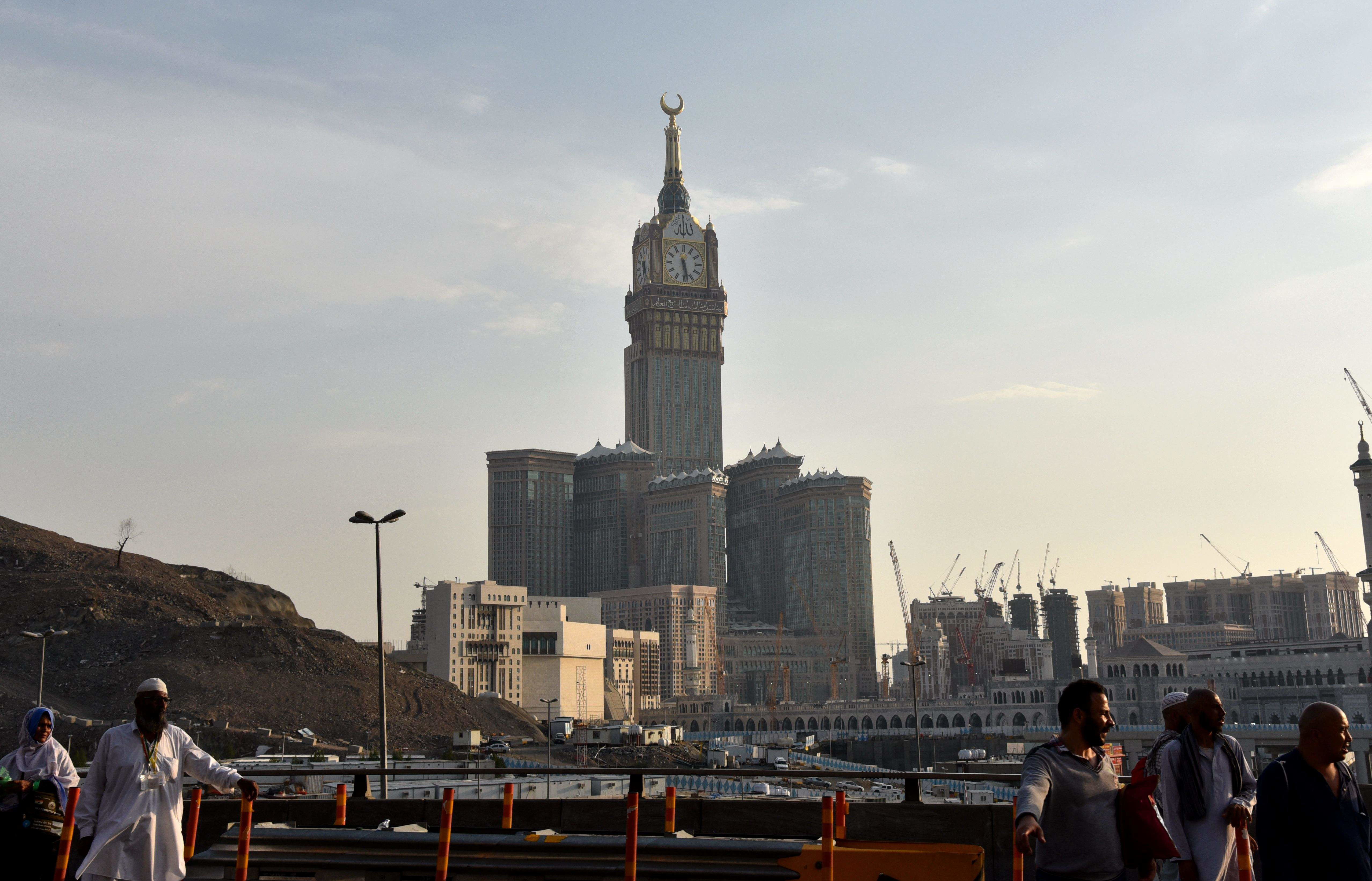 世界石油产量第一大国：因嫌弃邻国，准备花巨资把邻国挖成岛国