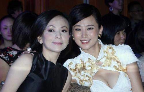 翁虹真是想红想疯了！49岁穿了29岁的衣服，“雪姨”看楞了！