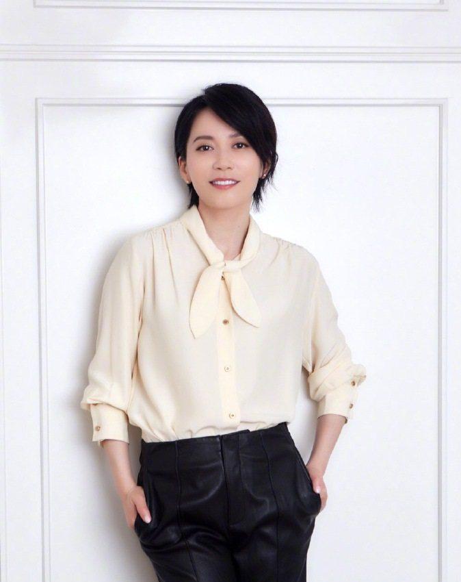 俞飞鸿换了件衣服，下半身都变大象腿啦，网友众口一词：脱了吧