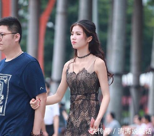  【位选择】街拍美女小姐姐搭配修身迷人的紧身裙，衬托出性感的线条！