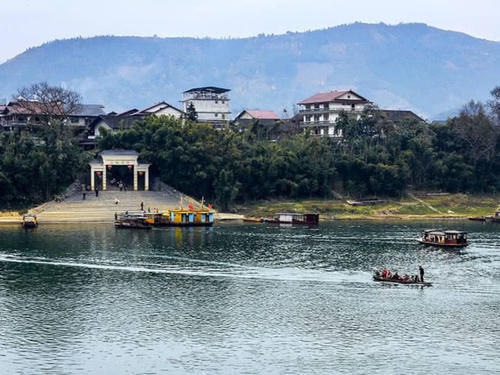 中国唯一的“水上古镇”，至今不建桥不通车，游客进去只能坐船！