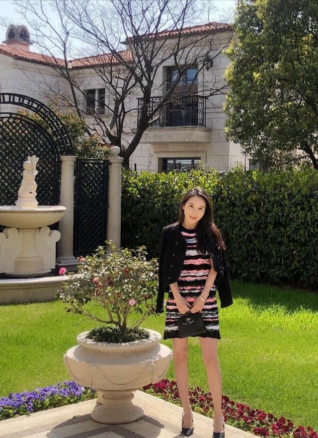  『奔四』奔四女性“装嫩”穿衣搭配，个性时尚又显年轻，时尚潮流精美又有女人气质
