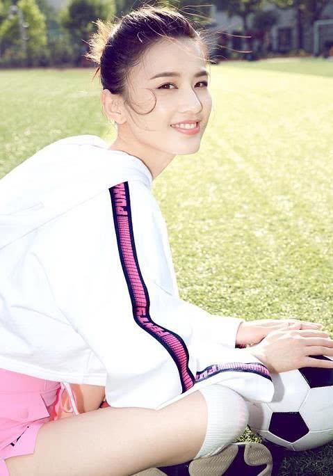 黄圣依穿粉色短裤露脐上衣，陪安迪踢球，网友：身材不输关晓彤