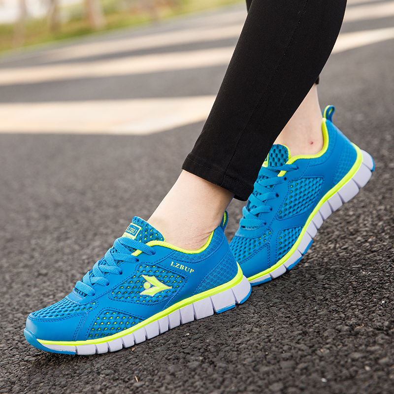 别再傻傻穿磨脚的高跟鞋了，女神都在穿运动鞋，舒适柔软逛街必备