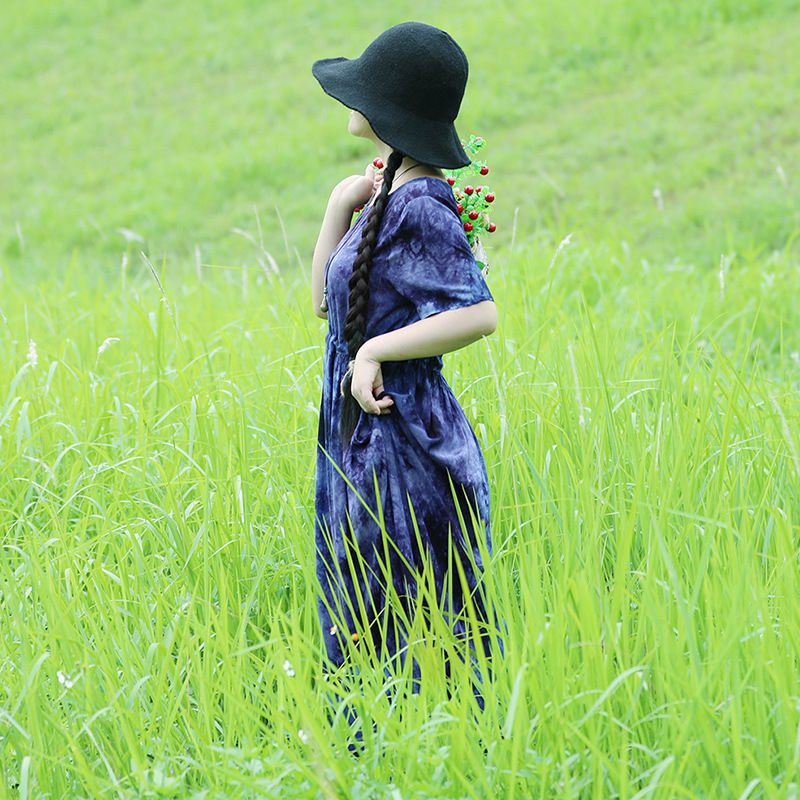 去小姨家玩,看见小姨一件件连衣裙美丽极了,回家也跟着买