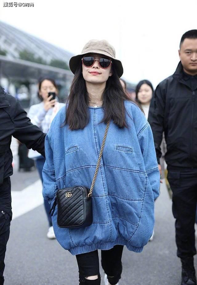  「春天」换季时大家都在穿牛仔外套，怎样才能在潮流中脱颖而出呢？