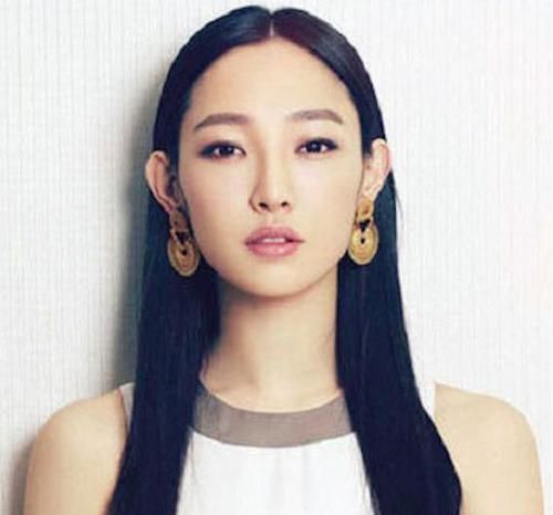 宝宝:黑长直号称“斩男发”,却不是人人都显气质,这4种人就不宜披长发