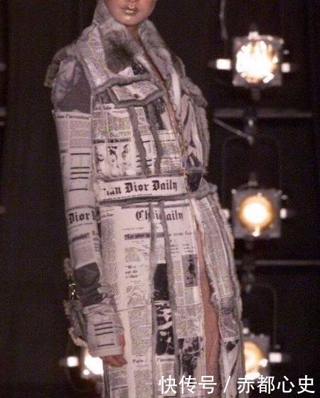 「难度」报纸印花裙:亮相时装周和欧美街头,制作难度比正常的裙子难得多