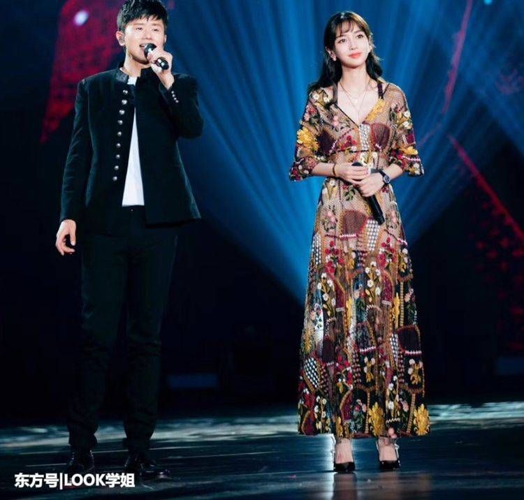 杨颖越来越有女人味了，镂空裙惊艳全场，网友:原来身材这么好