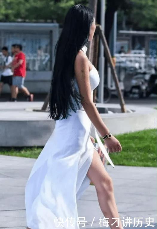 『美女』美女街拍白色真是个神奇的颜色,可以优雅性感,也可以活泼可爱