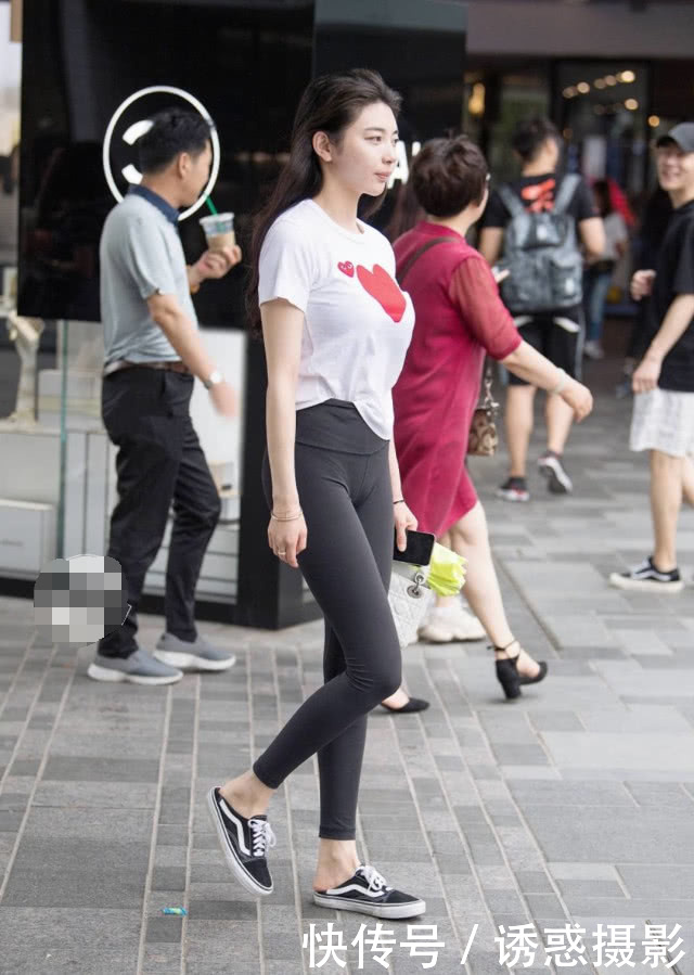 姐姐白色T恤衬托清正纯洁的气质，弹力紧身裤穿出完美筷子腿