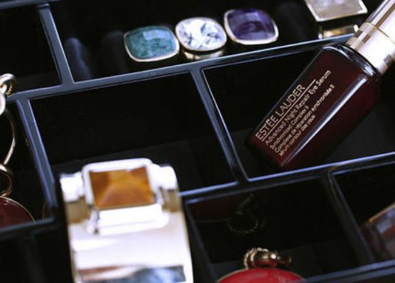 雅诗兰黛：做女人的美丽守护者，成为全球领先化妆品品牌