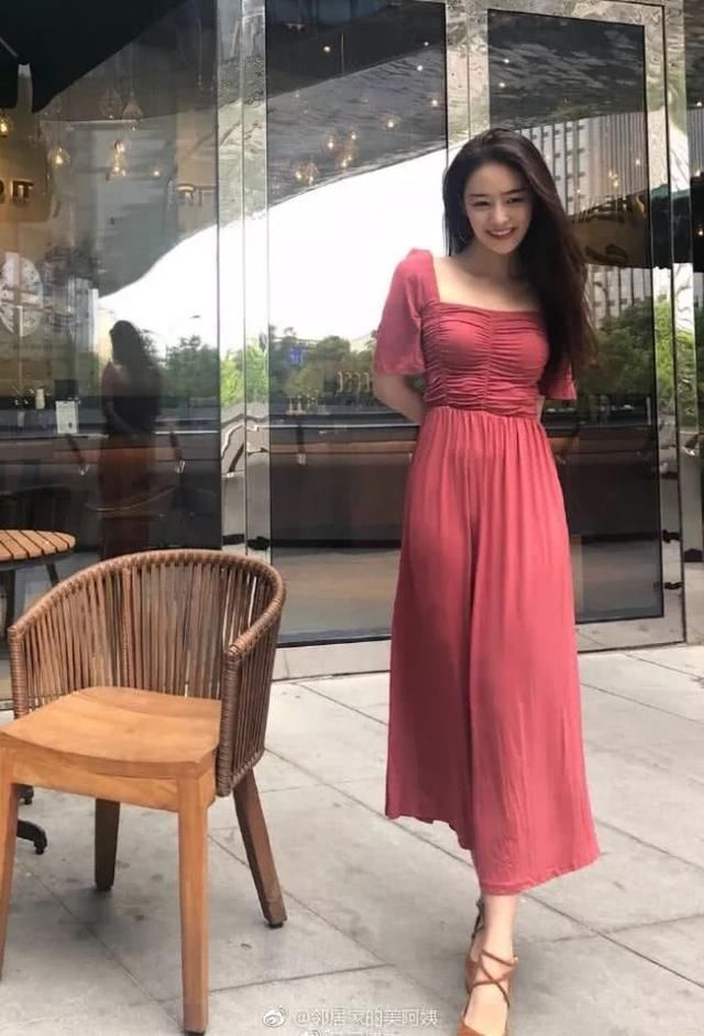 户外大红紧身裙穿出玲珑有致，小姐姐俏皮眨眼电到我了，要负责