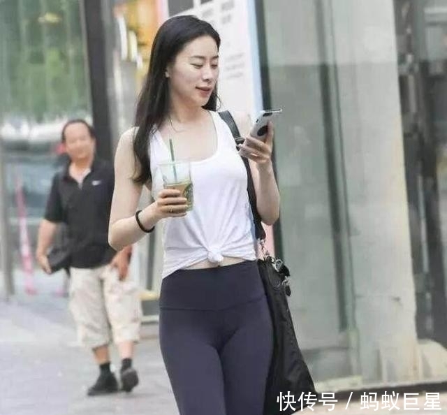 【 底裤】简约时尚的装扮带来潮流气,街拍:性感紧身打底裤小姐姐