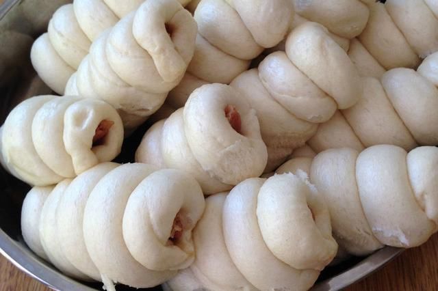 馒头里面掺卫生纸？面条里面有胶？都是谣传，广大网友不要相信