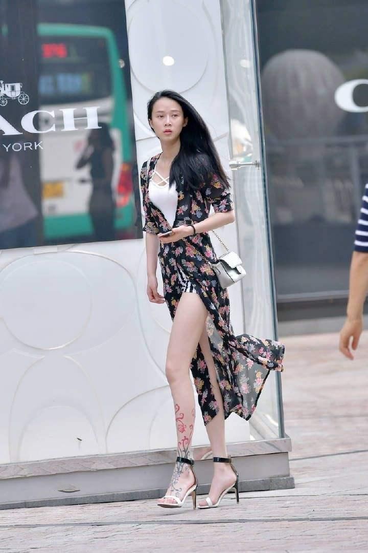 清凉一夏:街拍美女时尚靓丽、性感充满魅力，最后一位若隐若现美