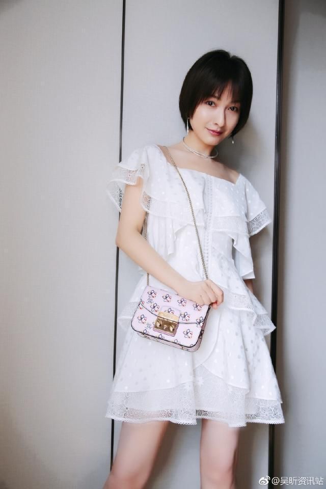 吴昕沈梦辰机场秀，一个潮到飞起，一个土到掉渣，网友:相差太大