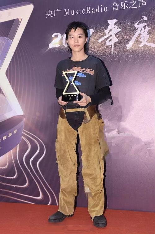 窦靖童穿什么裤子不好，非要穿这条！网友：三角区真是太抢眼！