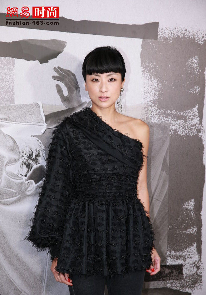 徐濠萦进入了时尚黑洞 黑色露肩裙似女巫