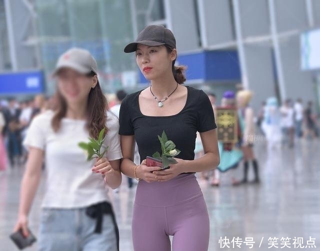  好处■时尚街拍 - 运动裤的小姐姐显得很苗条，健身的好处不言而喻