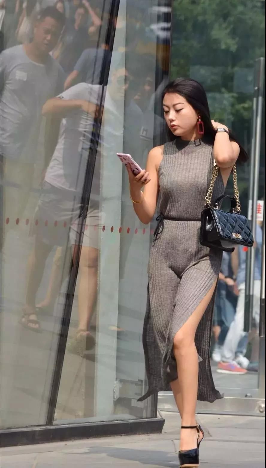 街拍：灰色开叉裙美女，黑色高跟鞋鞋跟有点高，女生都爱高跟鞋！