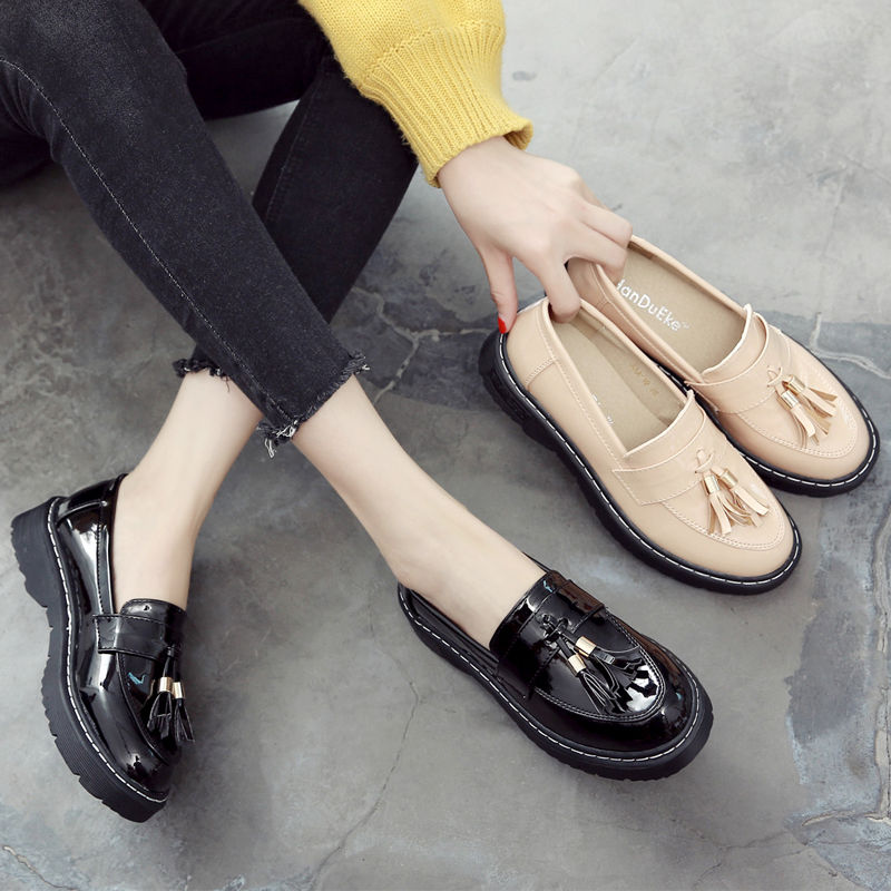 越来越多女人不穿凉鞋，穿新上女鞋，展现年轻活力