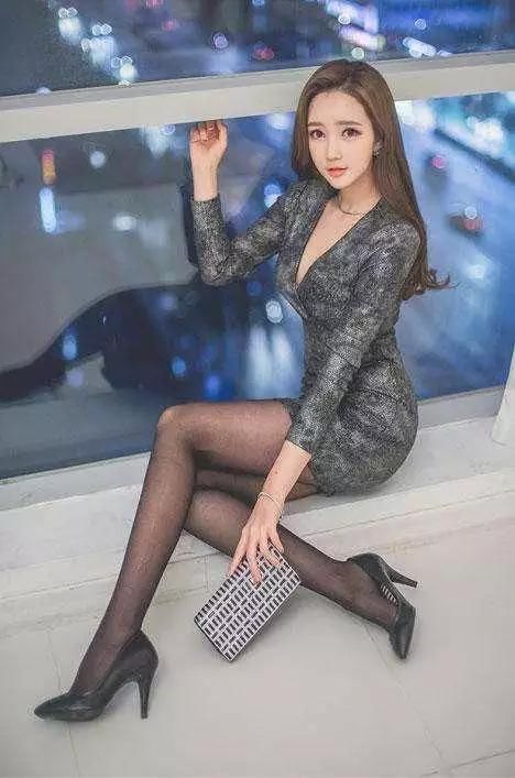 6月街拍:酷热下的美女光腿vs丝袜，哪种小姐姐更养眼好看