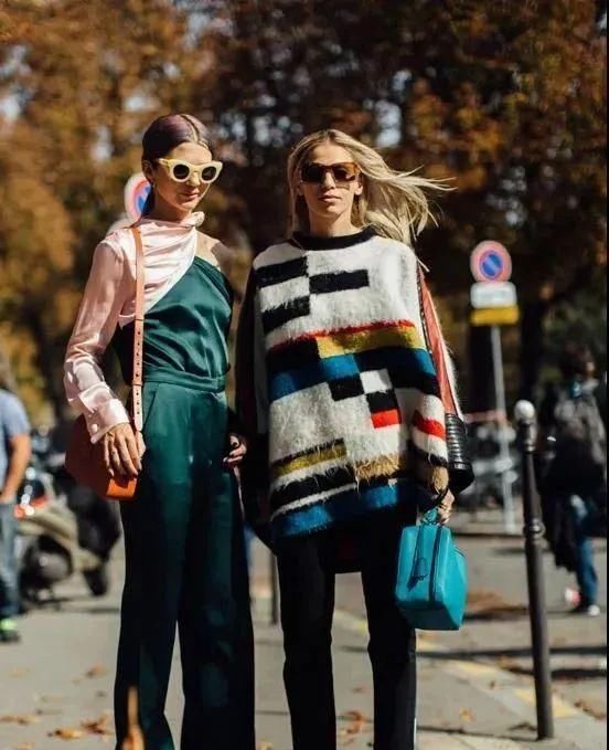  撞色拼接@作为一枚精致的女生,衣橱里需要哪些基础款的时尚单品?