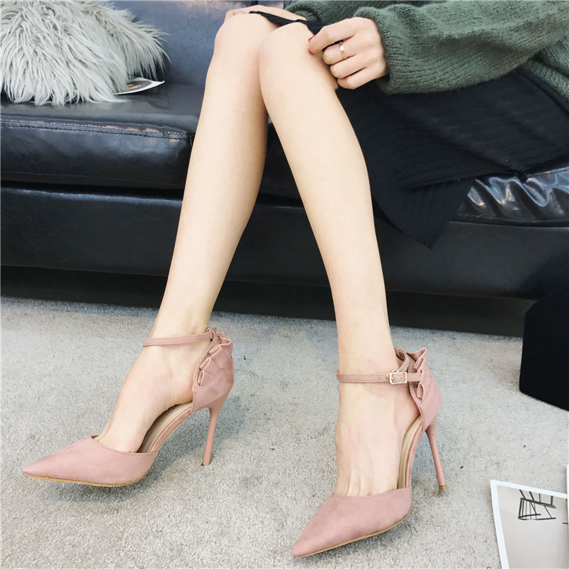 70后女人别穿拖鞋，今年最流行的“一字带”高跟鞋，穿出迷人气质