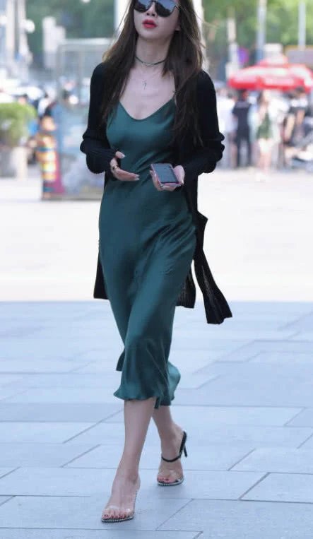气质小姐姐墨绿色丝绸吊带连衣裙搭配黑色外搭，高贵性感又霸气