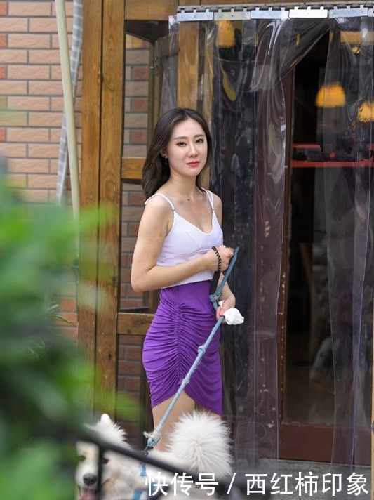  『紧身裤』街拍美女：身材曼妙的小姐姐，紧身裤穿搭，凸显女神气质！