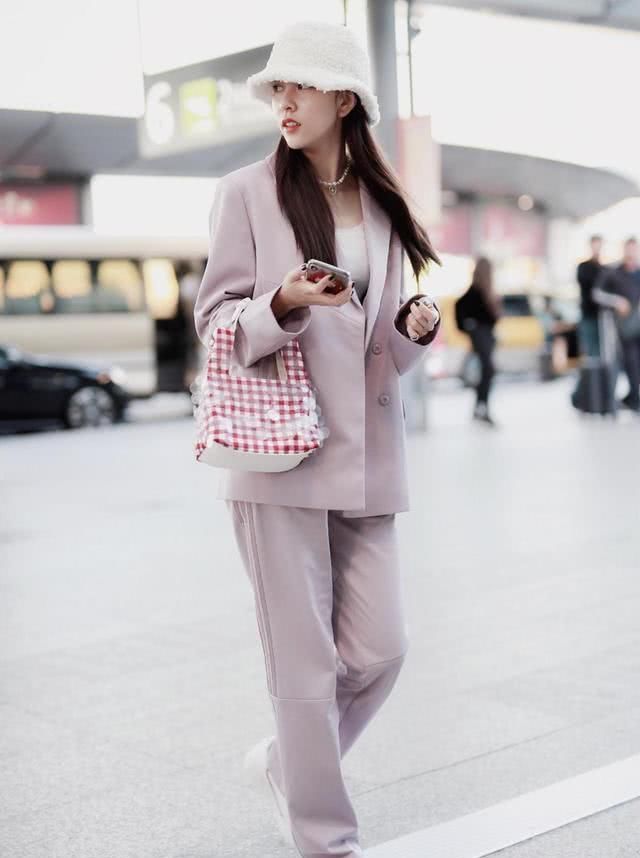 #豹纹设计#宋妍霏是新一代“时髦女神”，穿豹纹衬衫配阔腿裤，慵懒风太高级