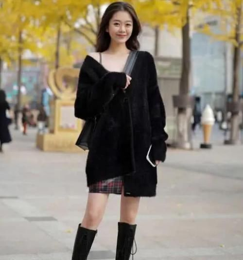  「面带微笑」美女时尚街拍：面带微笑的美女，一件黑色的上衣配黑色短裙，时尚美丽大方