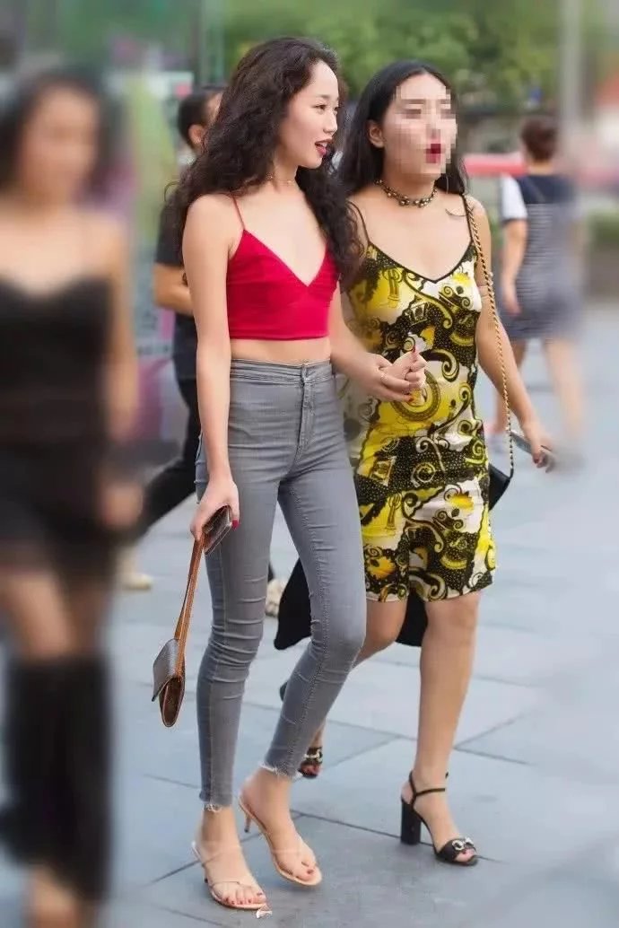 性感火辣的时尚小姐姐，牛仔裤穿的出神入化，网友：年纪轻轻就这